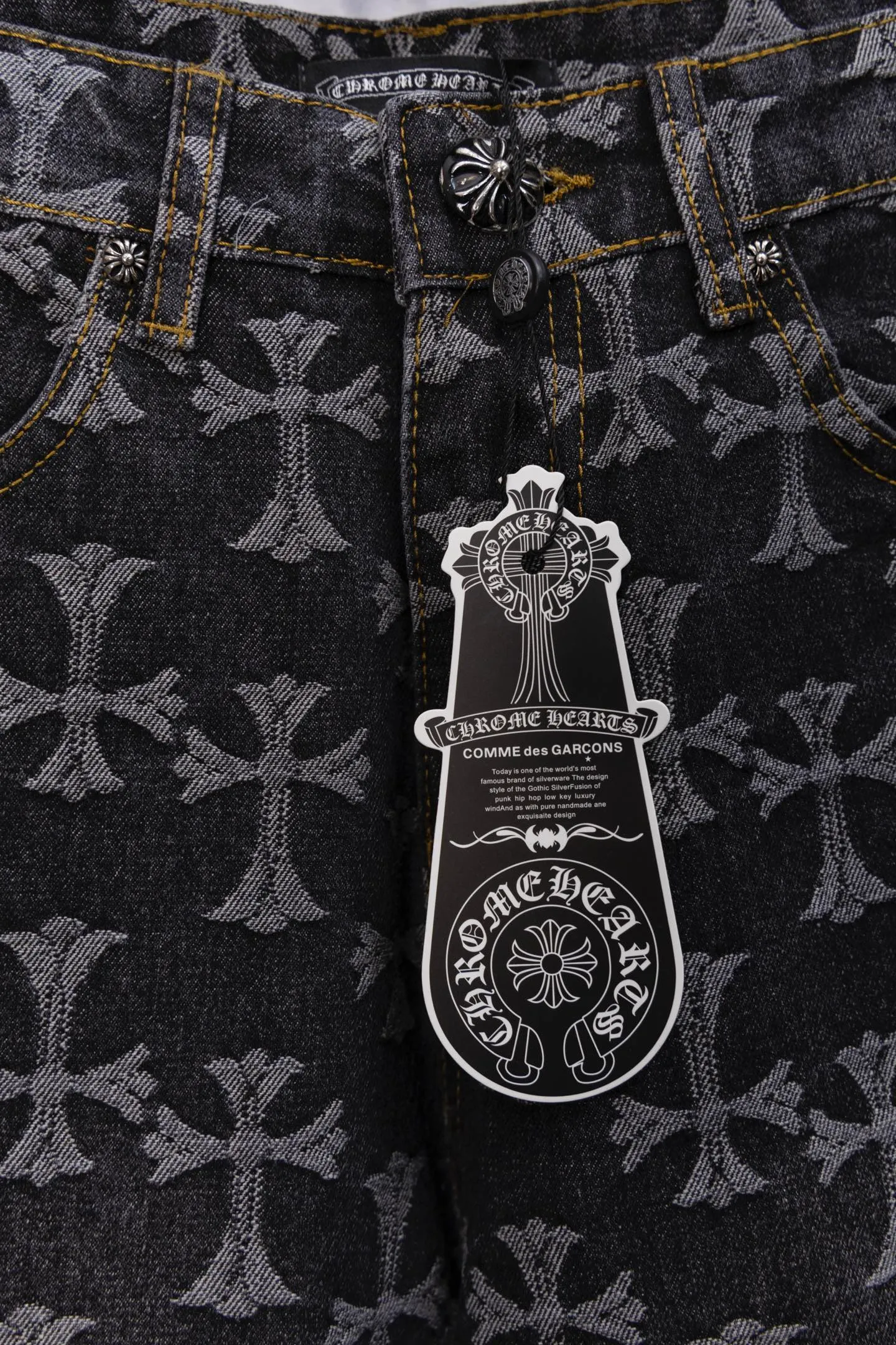 P200 Chrome Hearts CH Chrome Hearts double-sided full-print LOGO jacquard dark pattern heavy-duty denim jacket jeans denim suit same style as Internet celebrity star cross full-print denim jacket jeans, unique cross design elements plus all-over printing, full of design sense. It is made of 100% denim cotton fabric with heavy coarse yarn count, which ensures a stiff and tough silhouette while being soft, comfortable and breathable. The lapel is designed with silver buttons and is full of texture. The classic white cross logo is all over the dress, making it a perfect versatile style for spring and summer! Customized jacquard fabric, you can wear it in various styles. This gender-neutral shirt is a must-have for nightclubs. It can be worn as a jacket for both men and women. It can be easily worn by both men and women! The original loose version is made of high-quality pure cotton fabrics. The fabric pattern is high-definition and delicate without burrs. It is comfortable and breathable to wear. All the buttons are molded and customized. It is casual and fashionable and can be matched with any bottoms. It can be windproof and sunproof in spring and summer. It can be worn outside in autumn and winter! Easily concave shape makes you look slimmer and taller, perfect for both men and women! Color: Black Blue Size: Jacket S-XL Pants 28-36